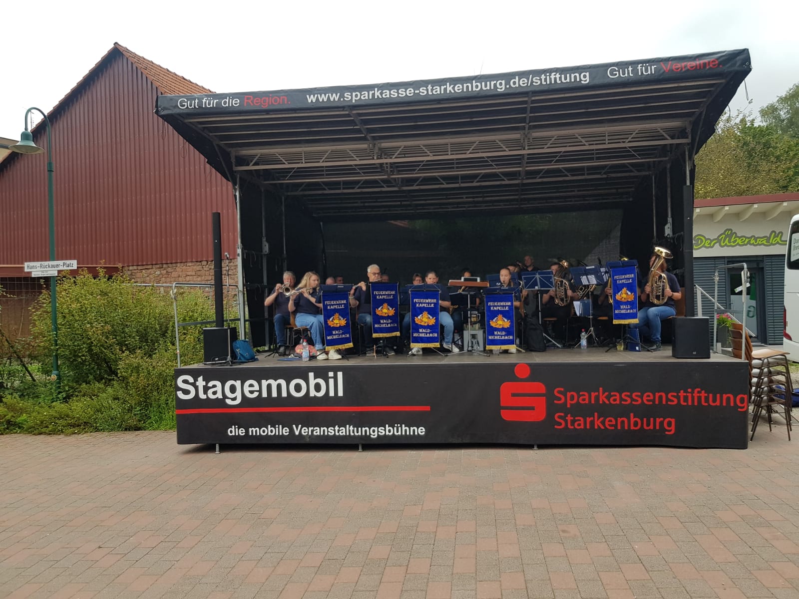 Auftritt der Feuerwehrkapelle auf dem Stagemobil der Sparkassenstiftung
