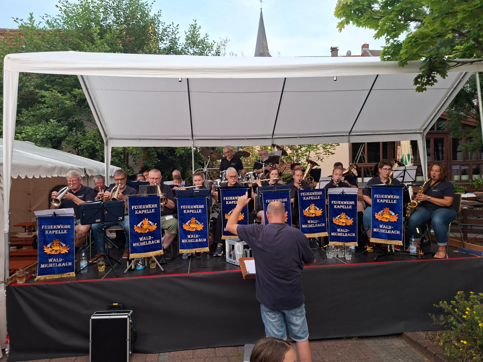 Abendkonzert mit Blick von vorne auf den Dirigenten
