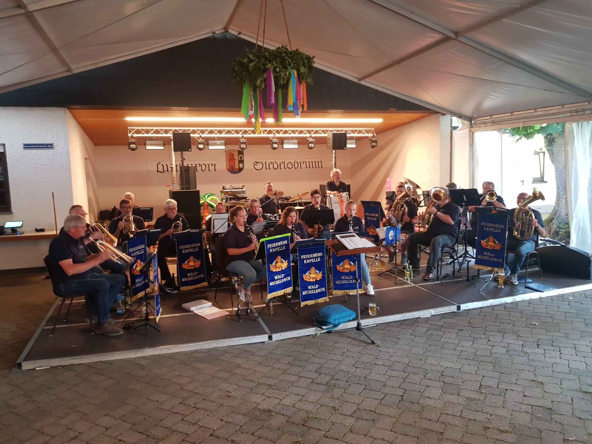 Konzert der Kapelle in Siedelsbrunn unter Pavillondach