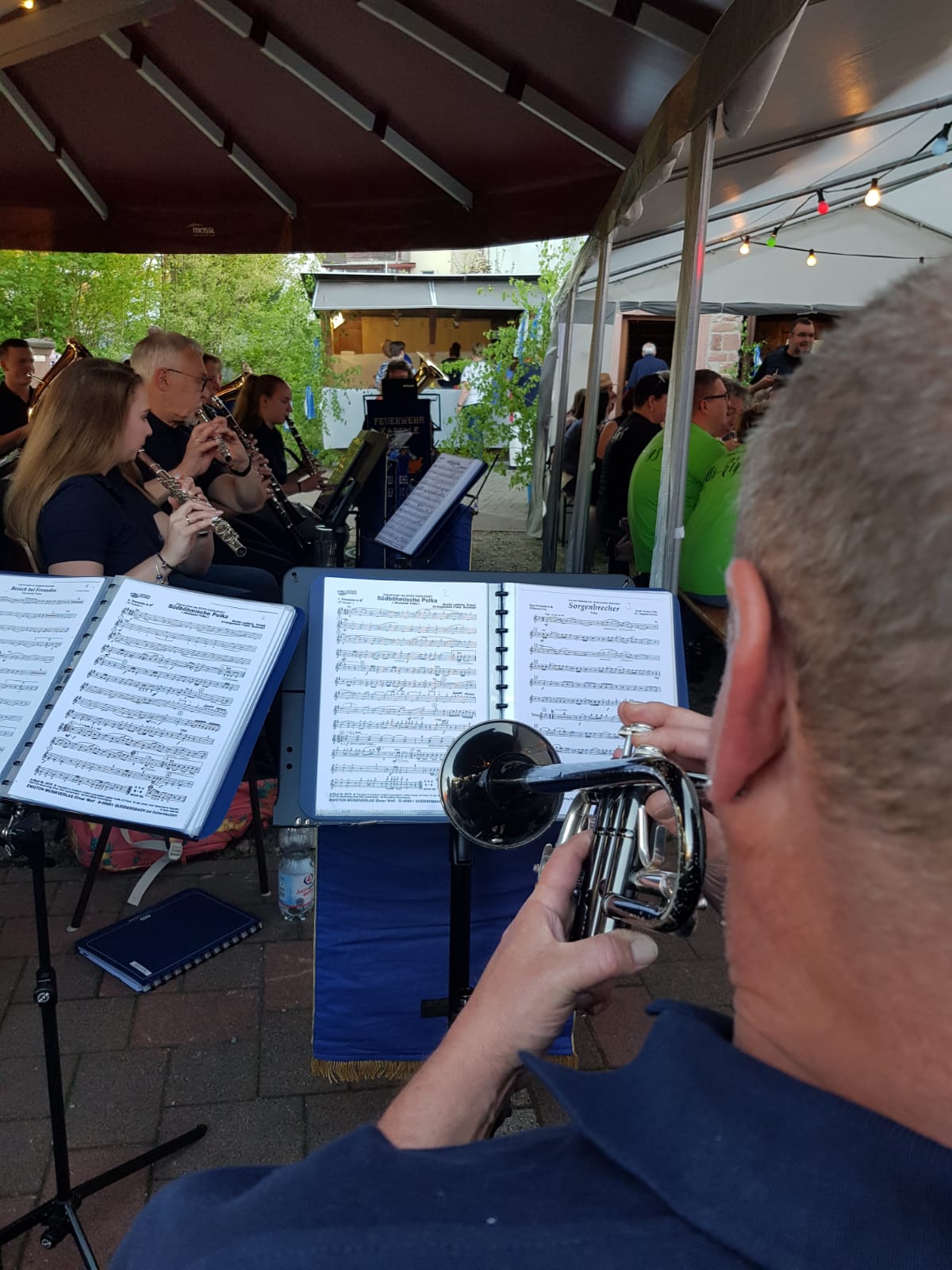 Blick eines Musikers über die Noten auf die spielende Kapelle